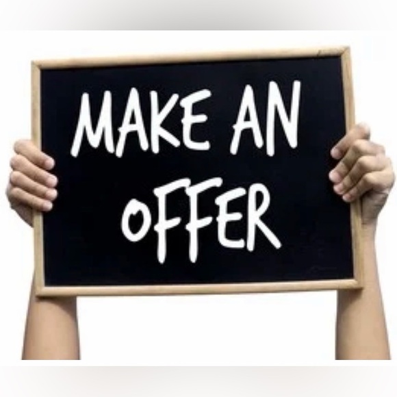 Elegant Butterfly Earrings with Green and Gold Accents. (Box not included). - Picture 5 of 5